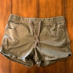 Eddie Bauer pull on military green shorts size 10